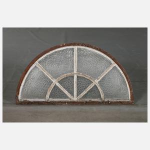 vier Rundbogenfenster