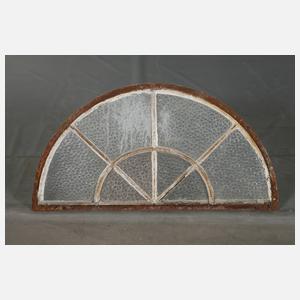 vier Rundbogenfenster