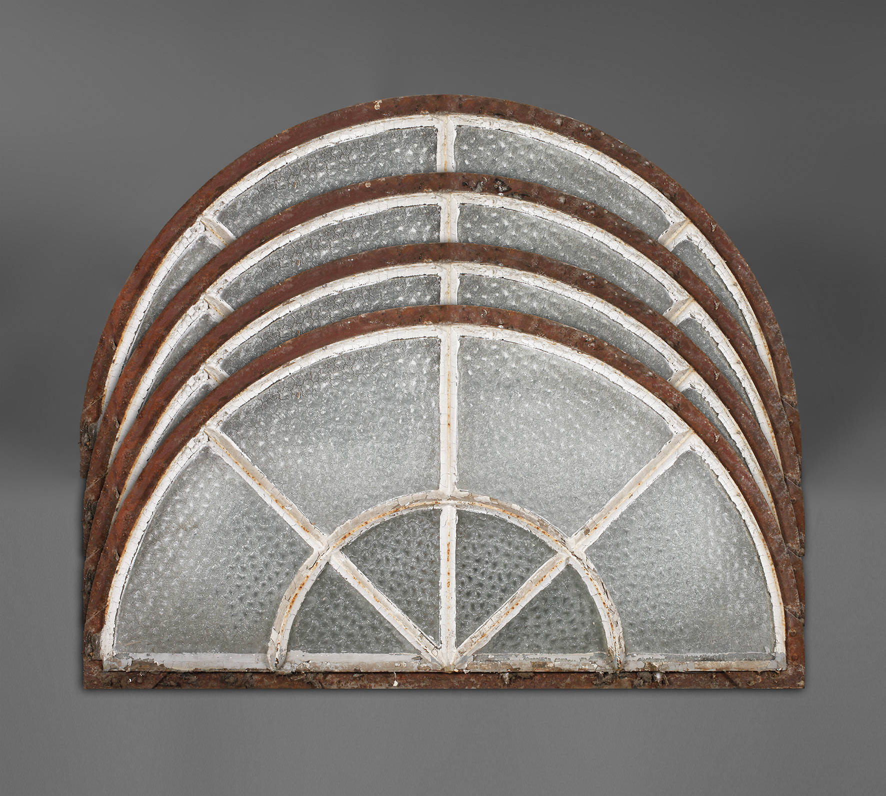 vier Rundbogenfenster