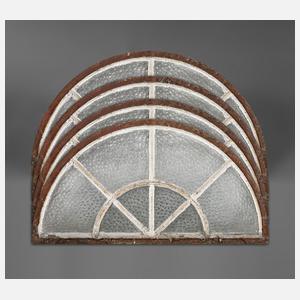 vier Rundbogenfenster