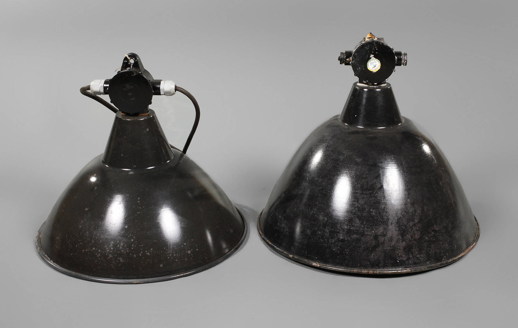 Zwei Industrielampen