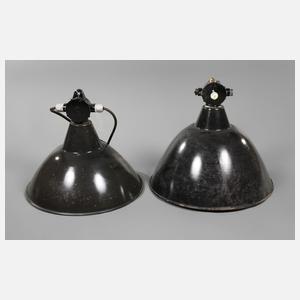 Zwei Industrielampen