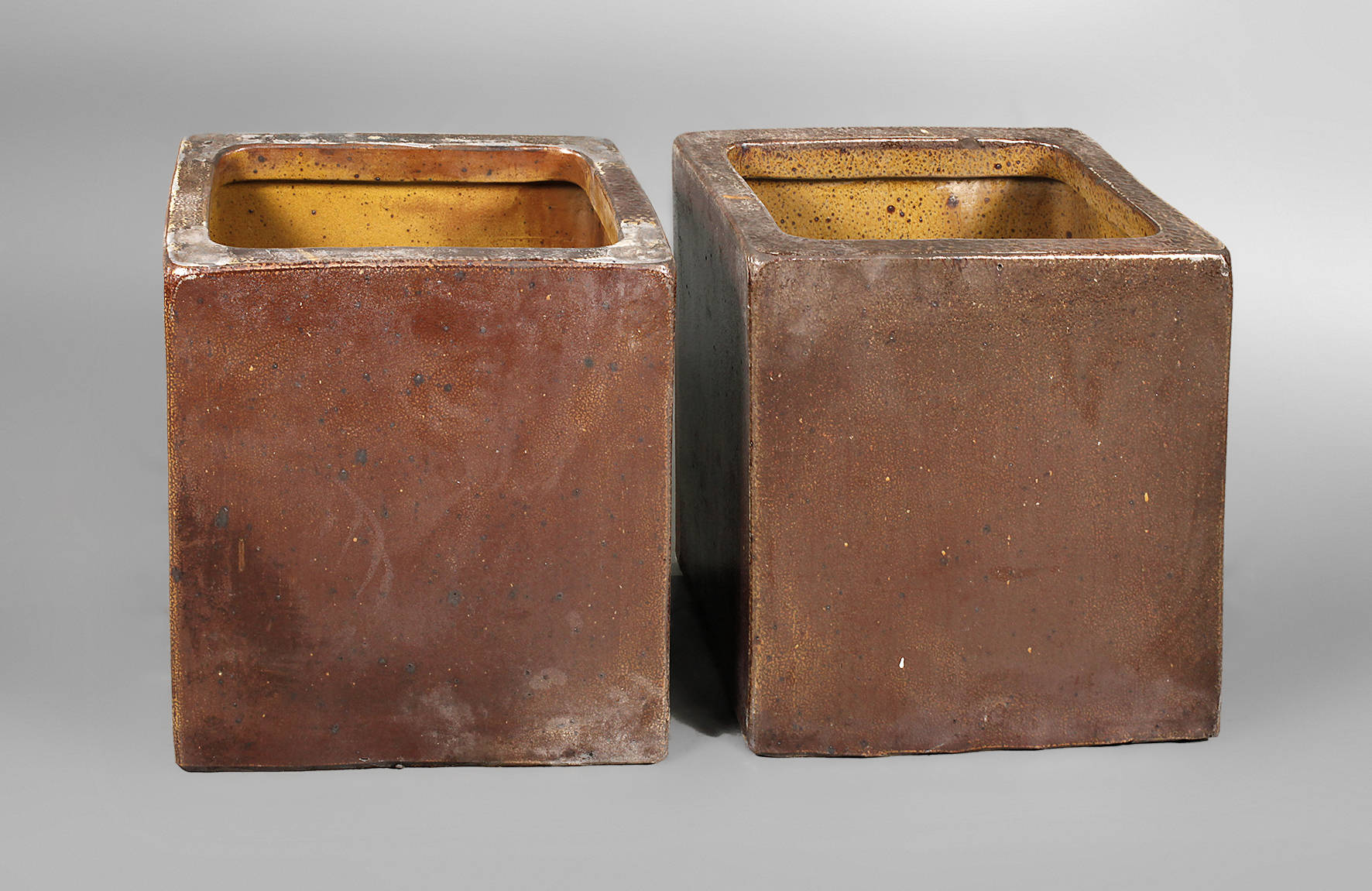 Paar Wasserbehälter