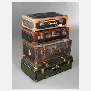 Vier antike Reisekoffer