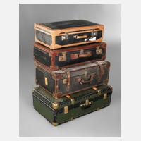 Vier antike Reisekoffer111
