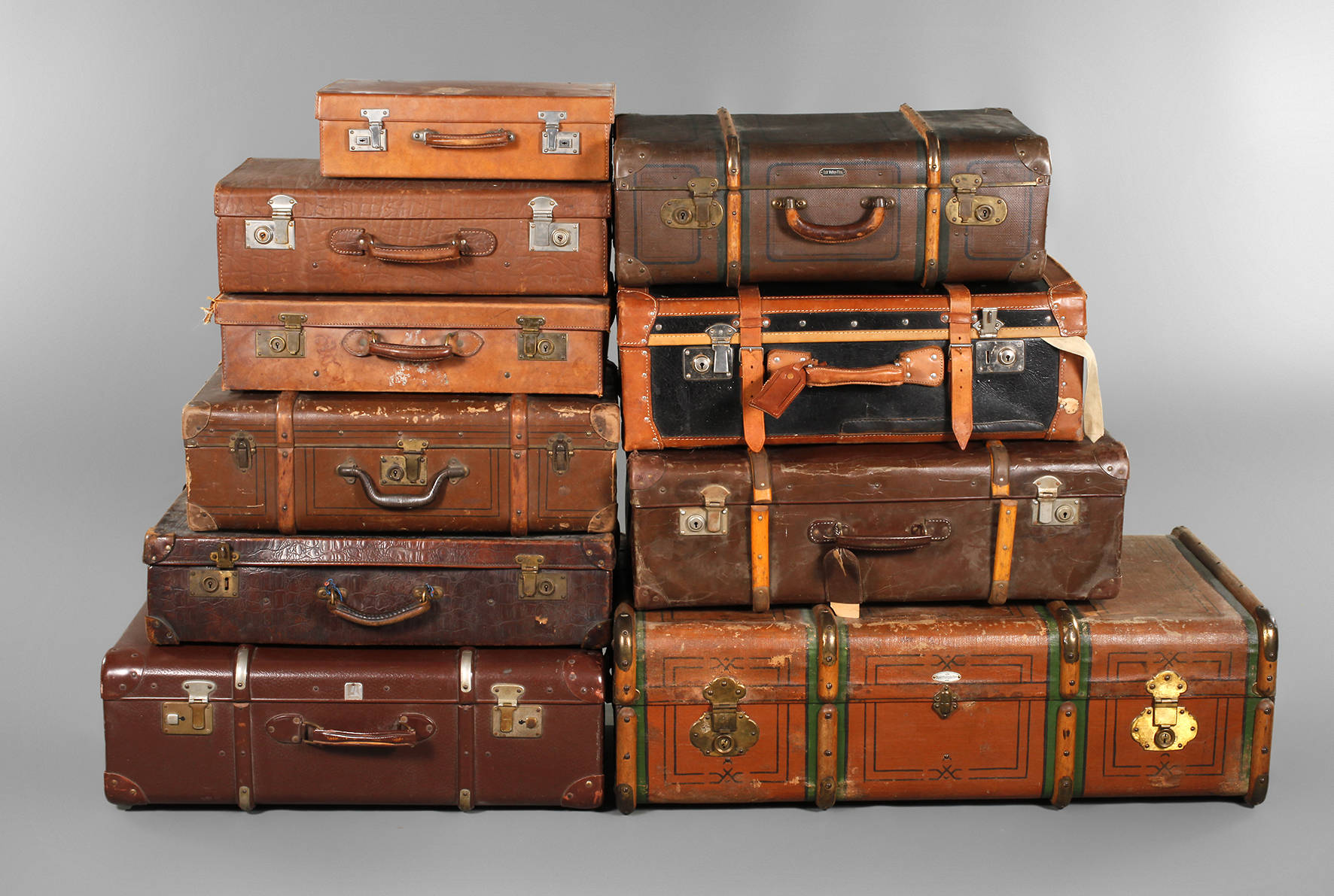 Zehn antike Reisekoffer