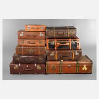 Zehn antike Reisekoffer111