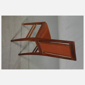 Auszugstisch mit fünf Stühlen