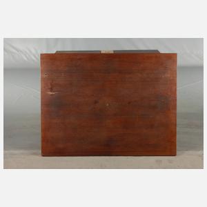 Auszugstisch mit fünf Stühlen