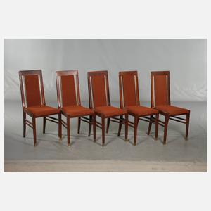 Auszugstisch mit fünf Stühlen