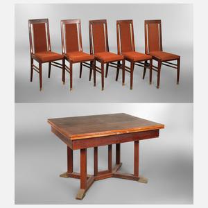Auszugstisch mit fünf Stühlen