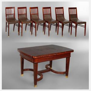 Tisch und sechs Stühle