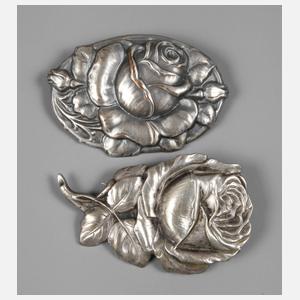 Zwei Broschen in Rosenform