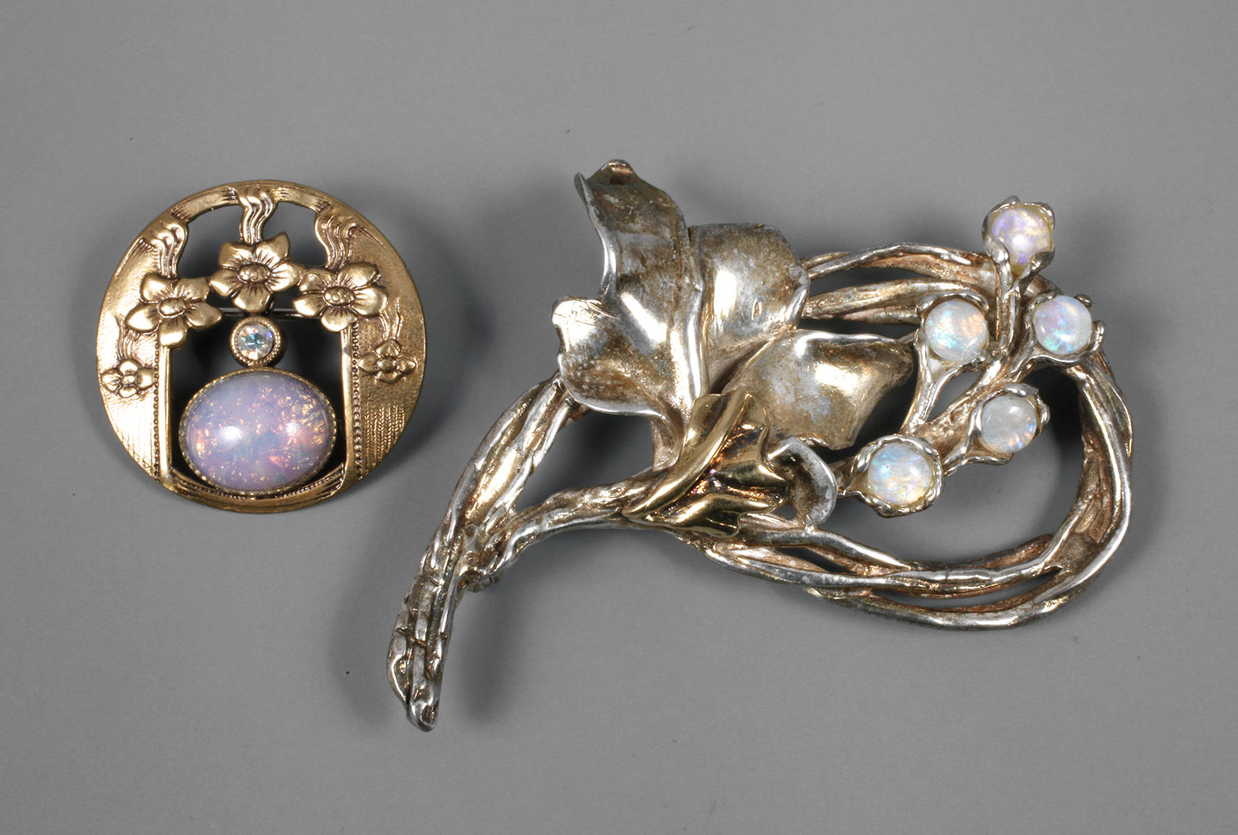 Zwei Broschen Opal