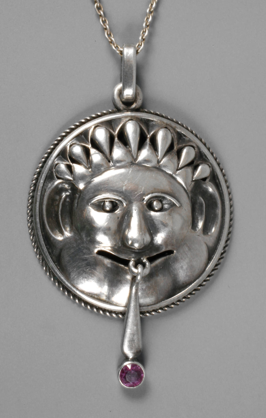 Jugendstilanhänger mit Kettchen