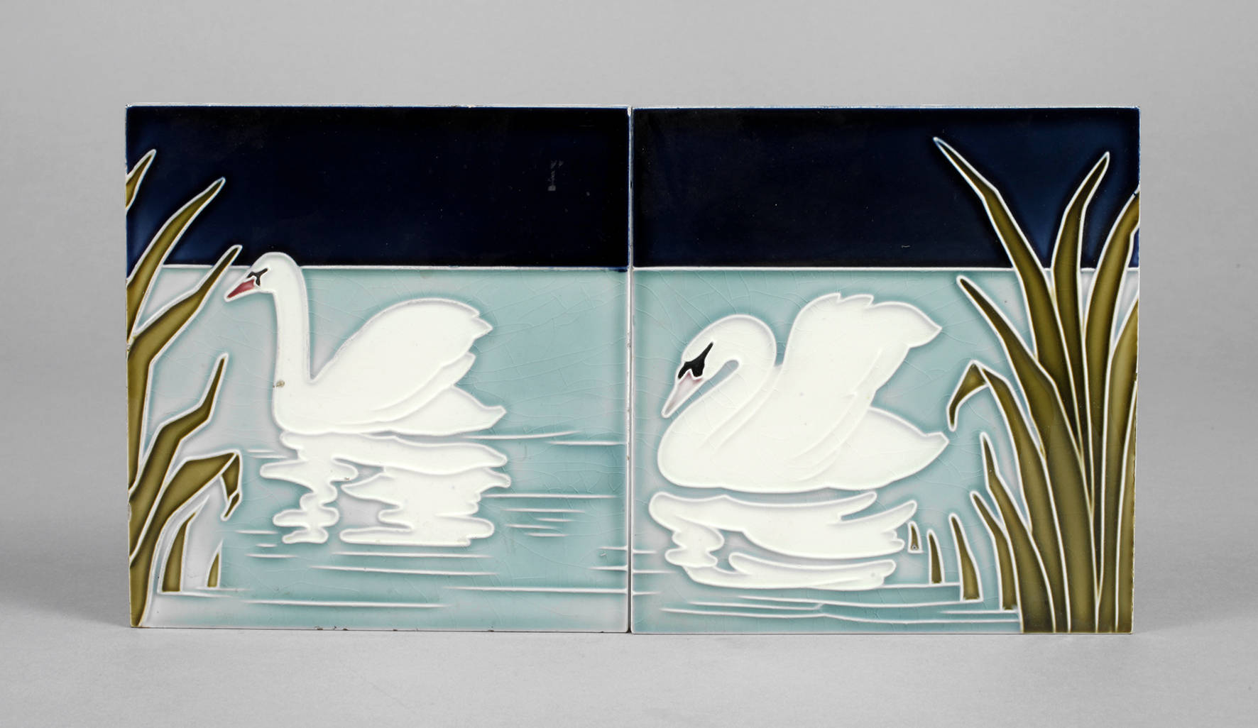 Zwei Jugendstilfliesen mit Schwanenmotiven