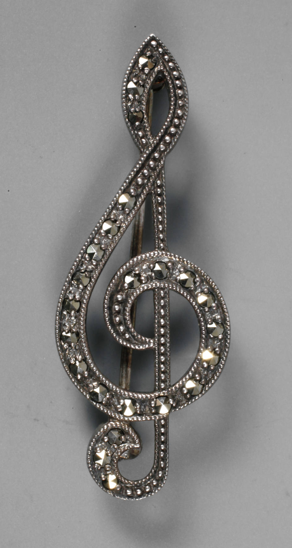 Brosche als Notenschlüssel mit Markasiten