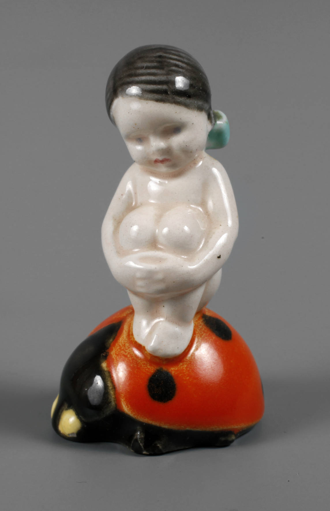 Keramos Wien Mädchen auf Marienkäfer