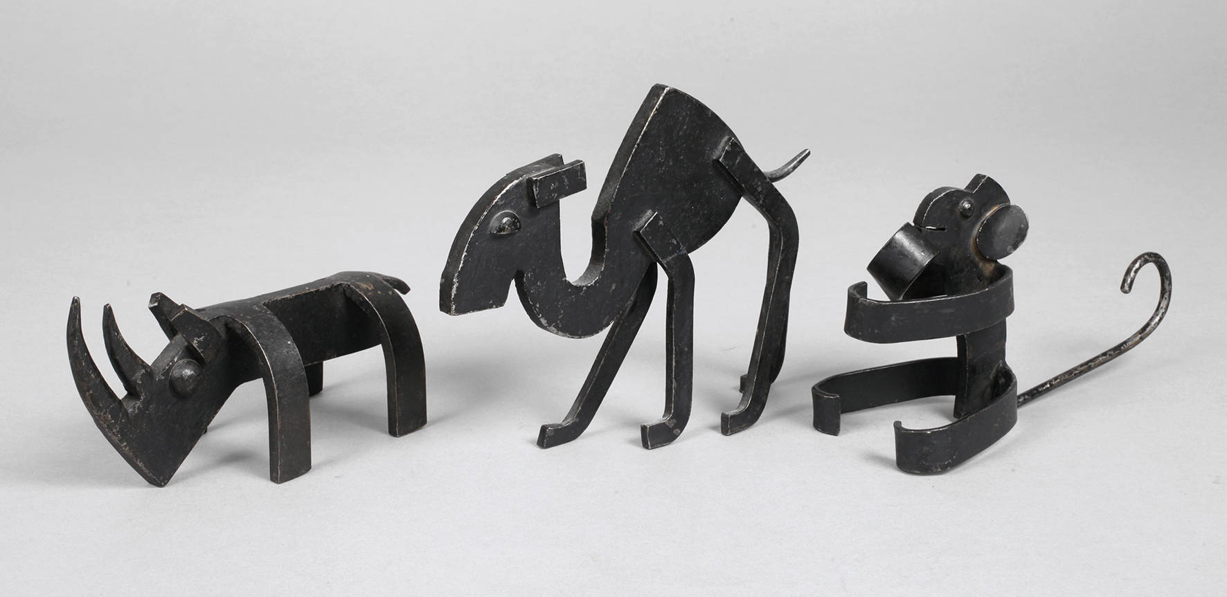 Drei stilisierte Tierfiguren