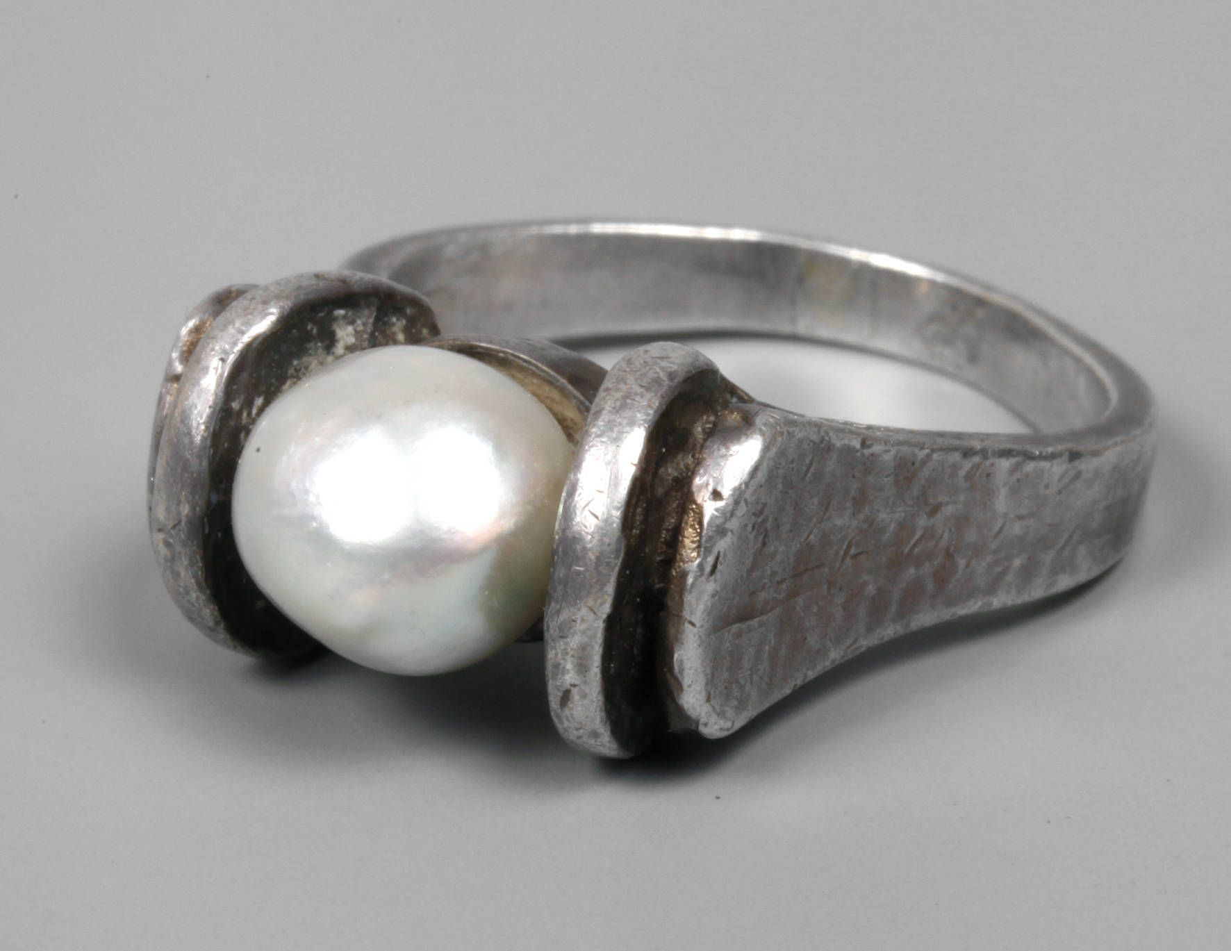 Designring mit grauer Zuchtperle