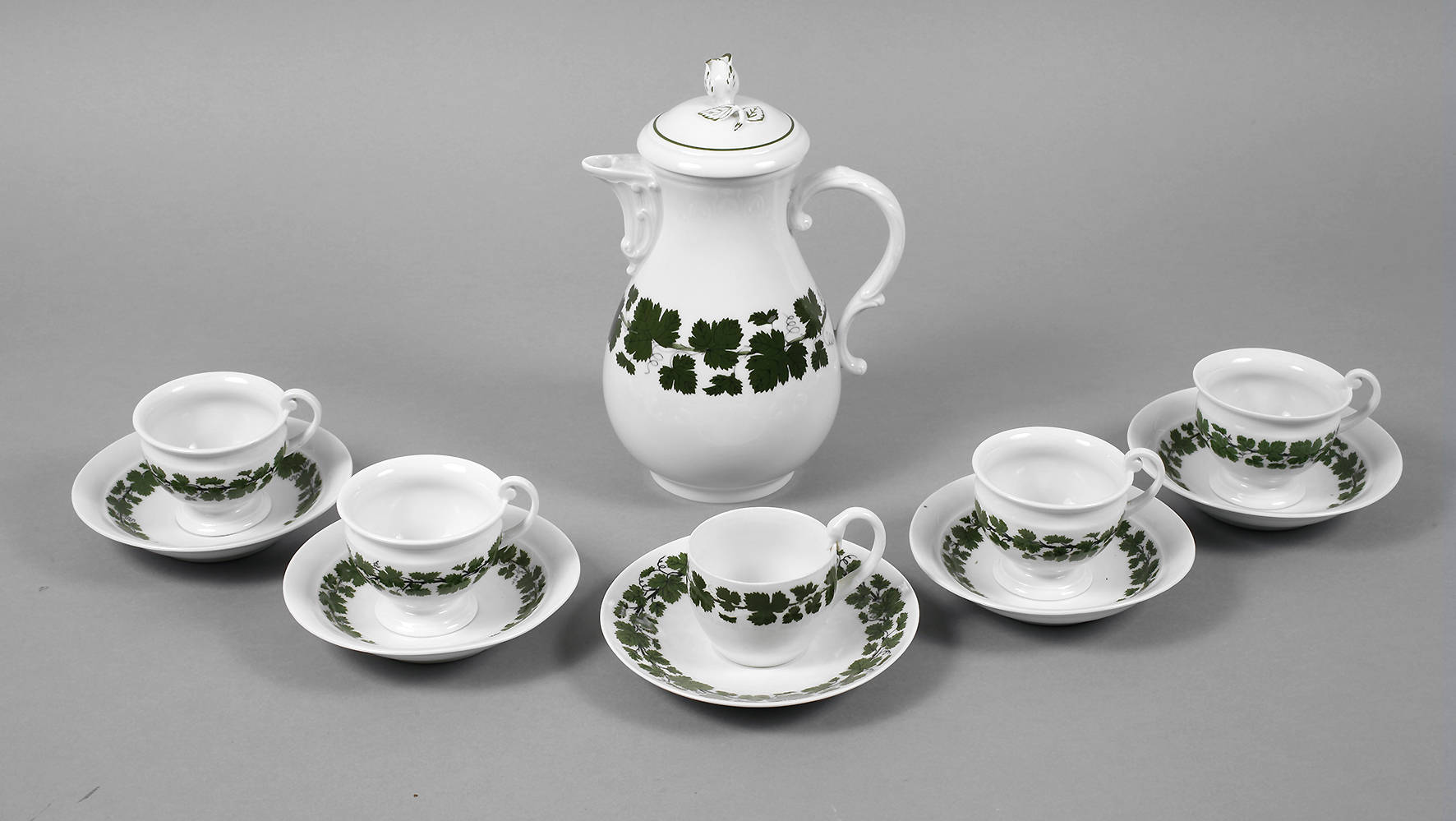 Meissen Kanne und fünf Tassen Weinlaub