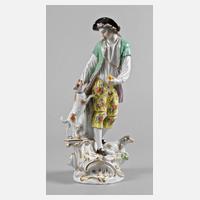 Meissen Figurengruppe, blaue Schwertermarke nach 1934, zwei Mal gestrichen, verschiedene Präge- und Pinselnummern, feine polychrome Bemalung und Vergoldung, Schäfer mit Hund und Schaf, auf einem rocaillenverzierten Sockel stehend und den Hund füttern111