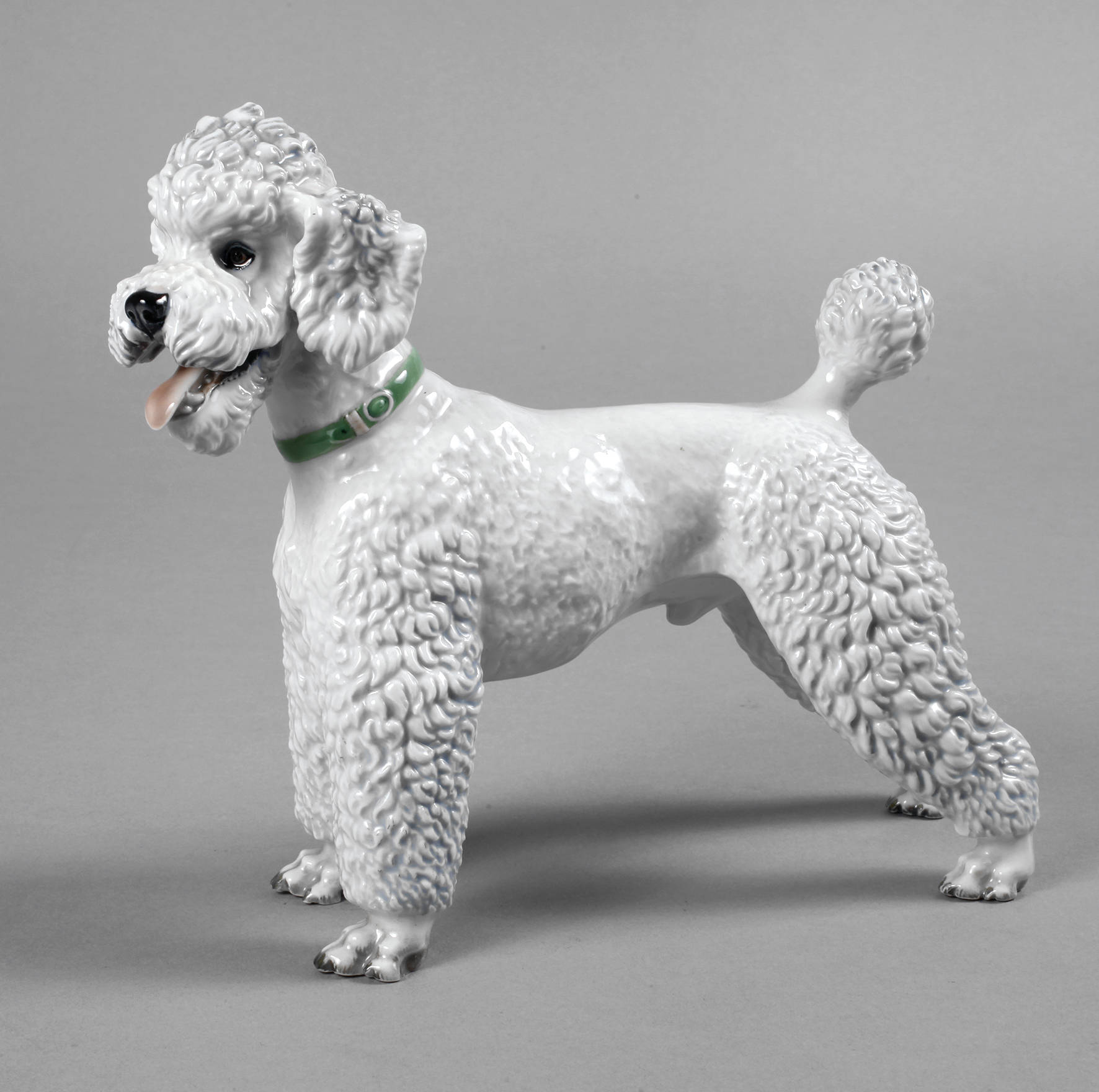 Rosenthal stehender Pudel