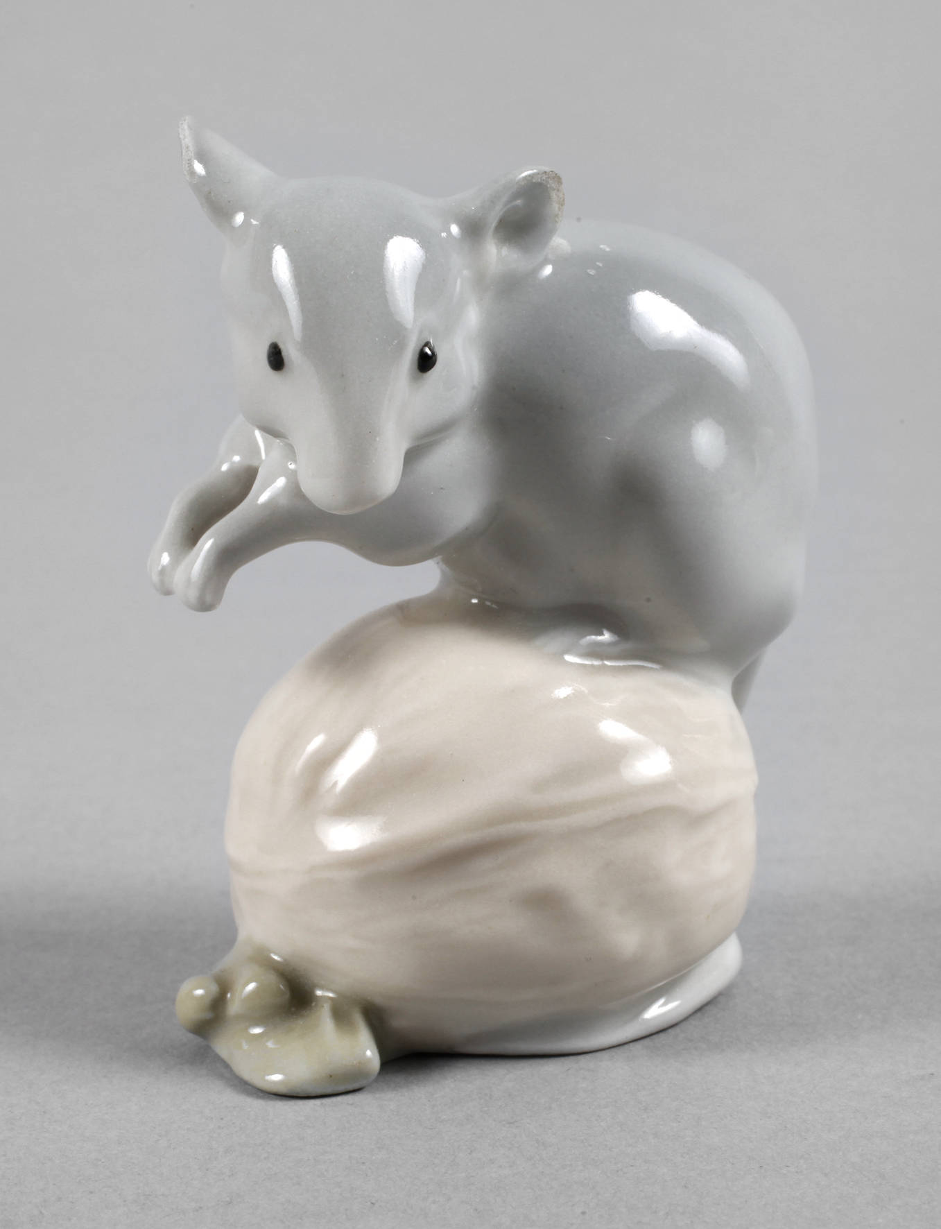 Volkstedt Mäuschen auf Nuss