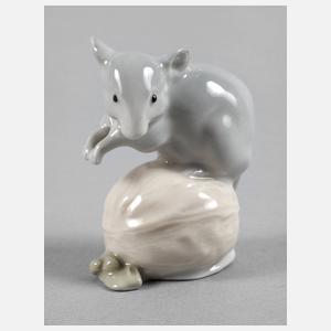 Volkstedt Mäuschen auf Nuss