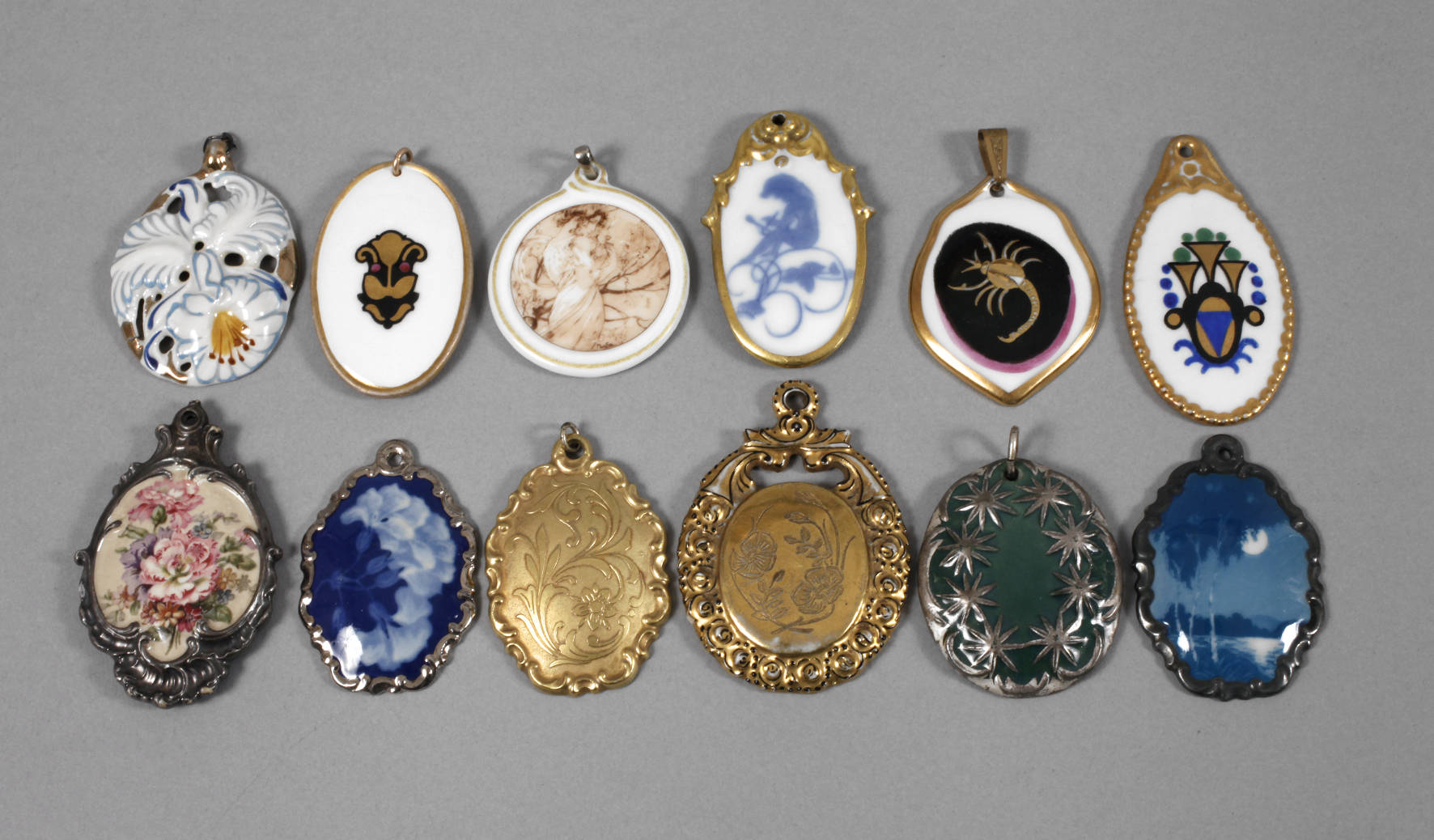 Zwölf Porzellananhänger