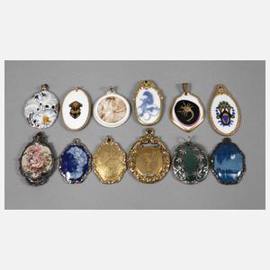 Zwölf Porzellananhänger