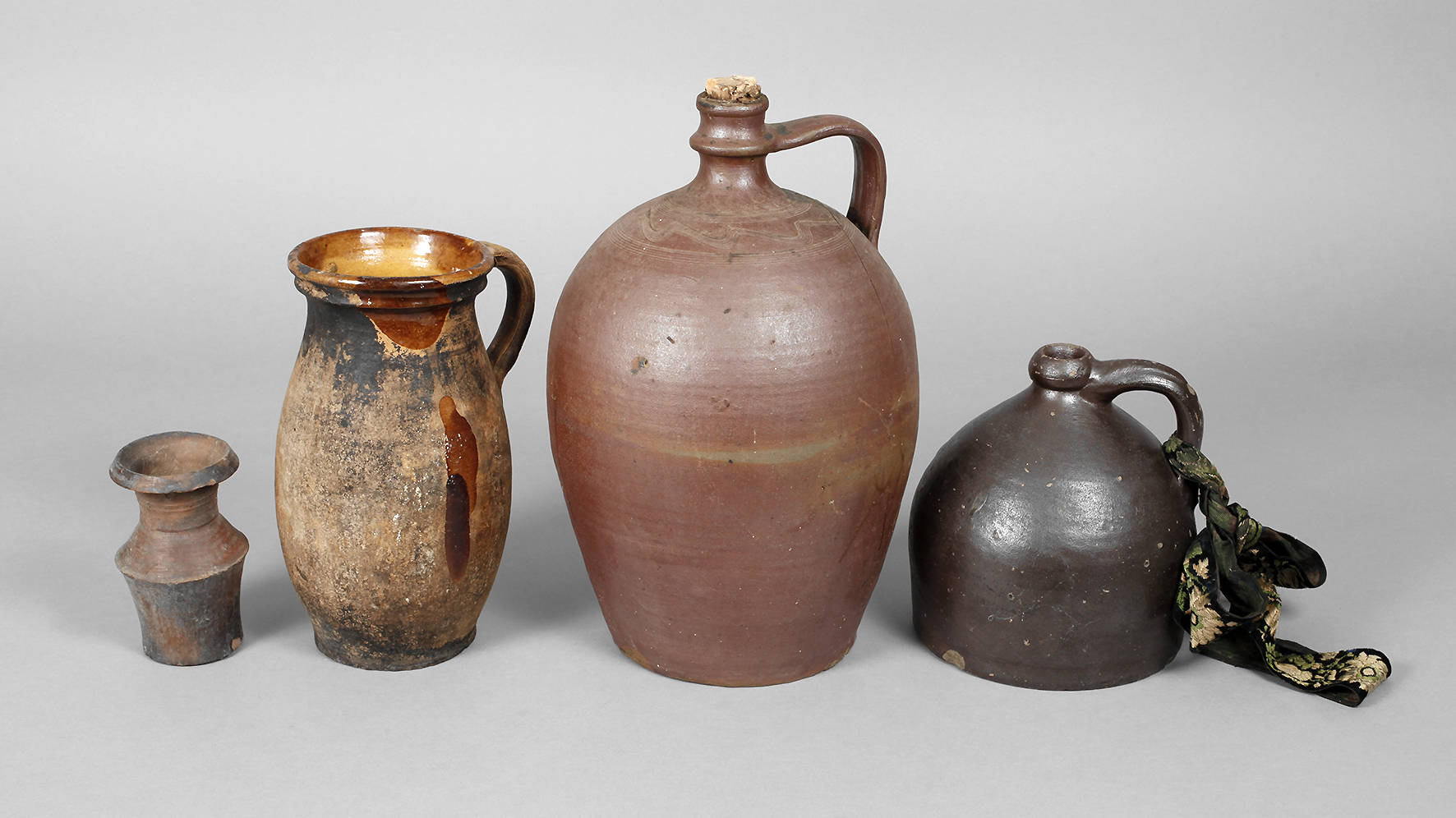 Vier Steinzeuggefäße