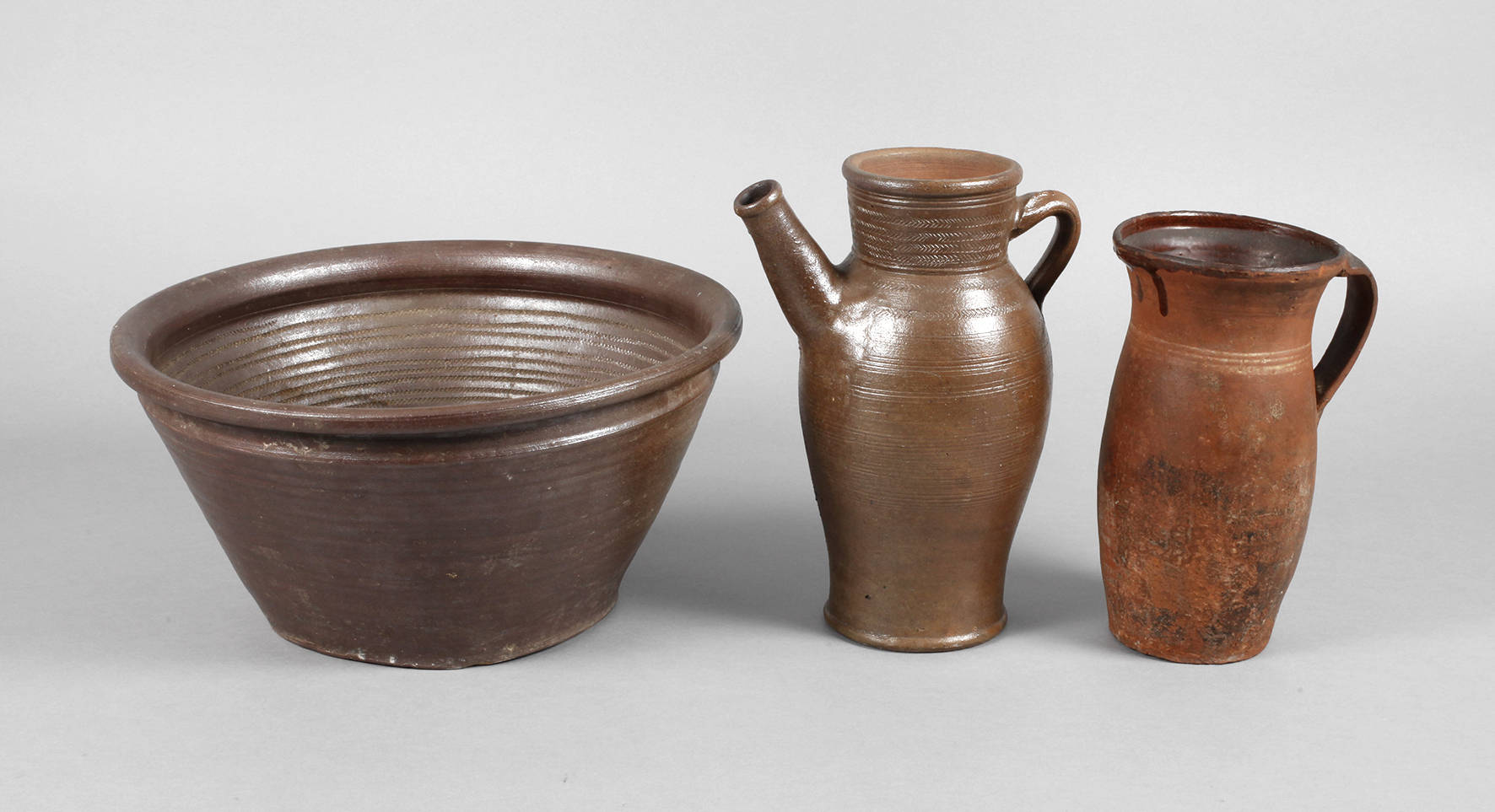 Drei Teile bäuerliche Keramik
