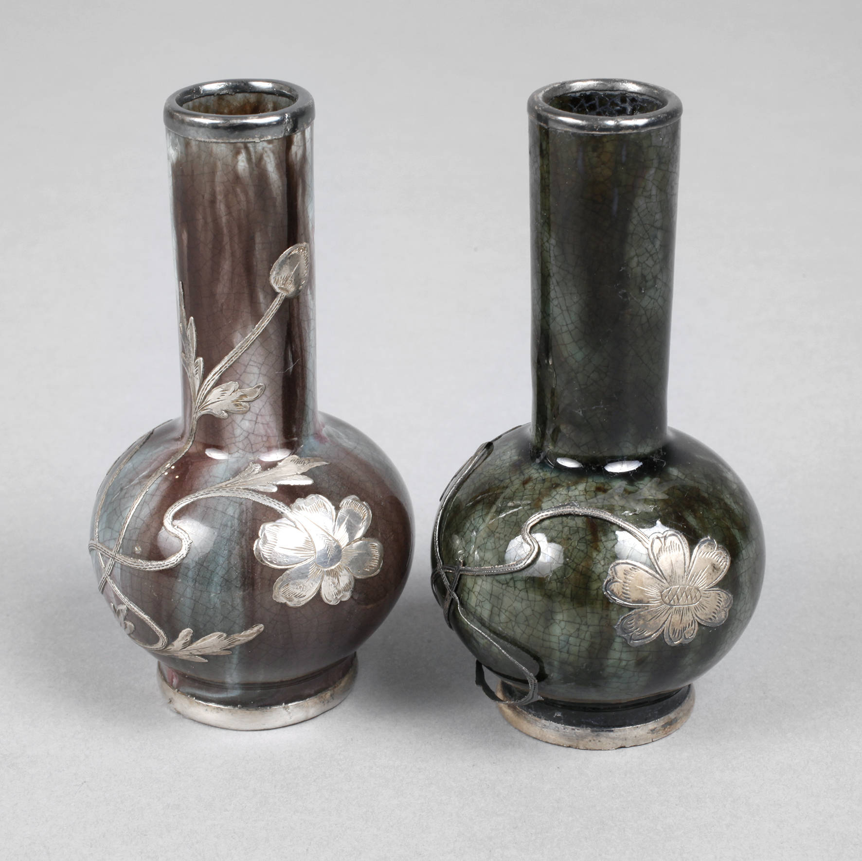 Zwei Miniaturvasen mit Silberauflage