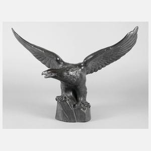 Große Adlerplastik