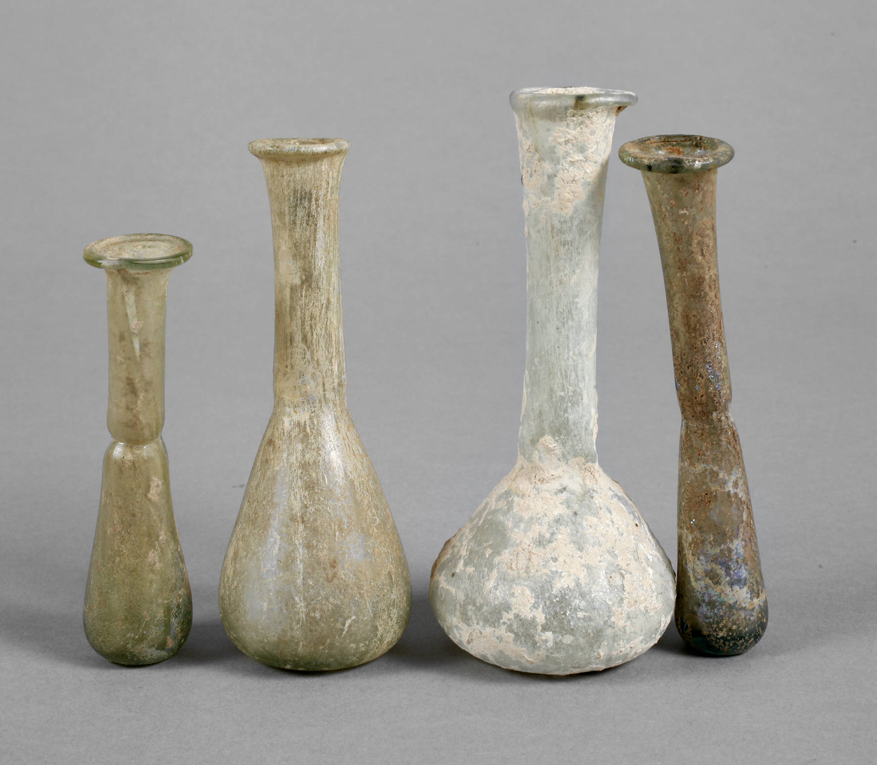 Vier Glasfläschchen