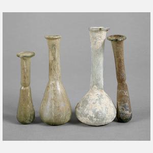 Vier Glasfläschchen