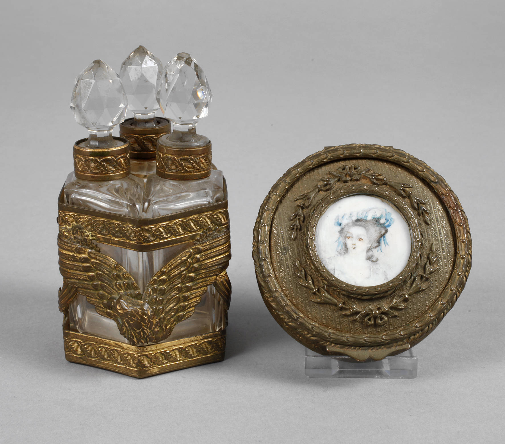 Parfumflakon und Puderdose