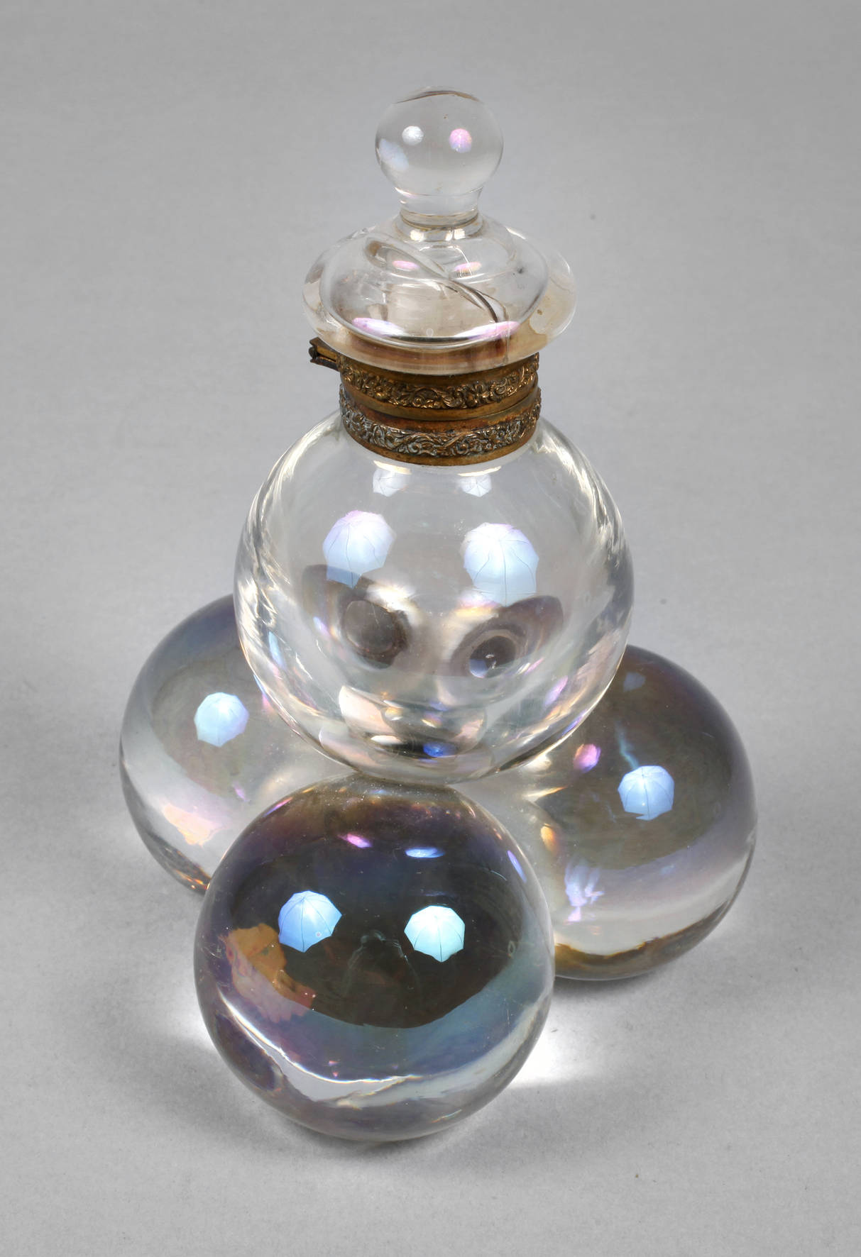 Tintenfass auf Kugelfüßen