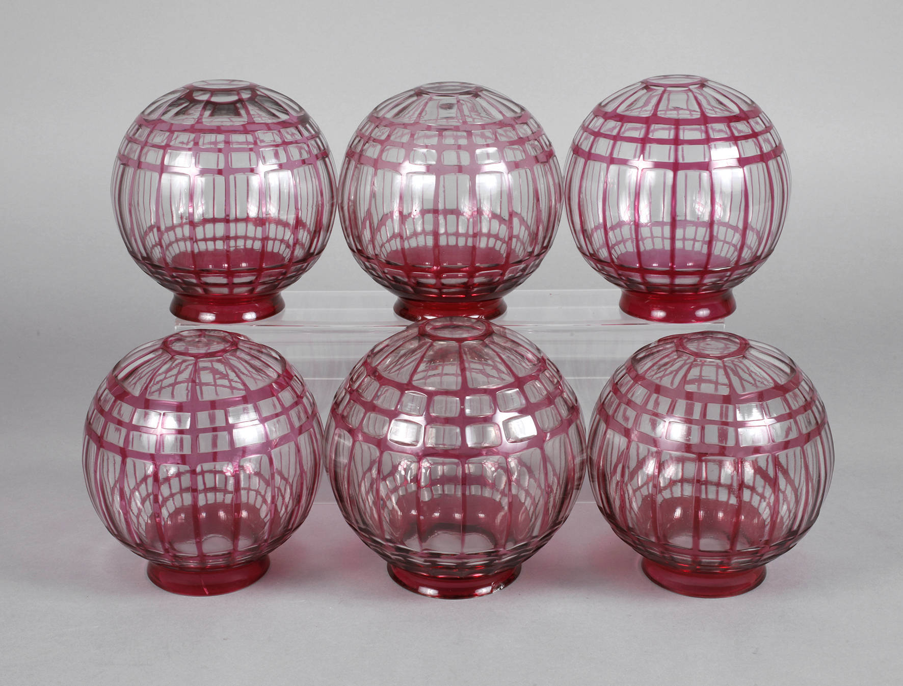 Sechs kugelige Lampenschirme