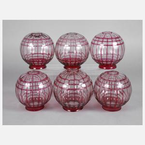 Sechs kugelige Lampenschirme