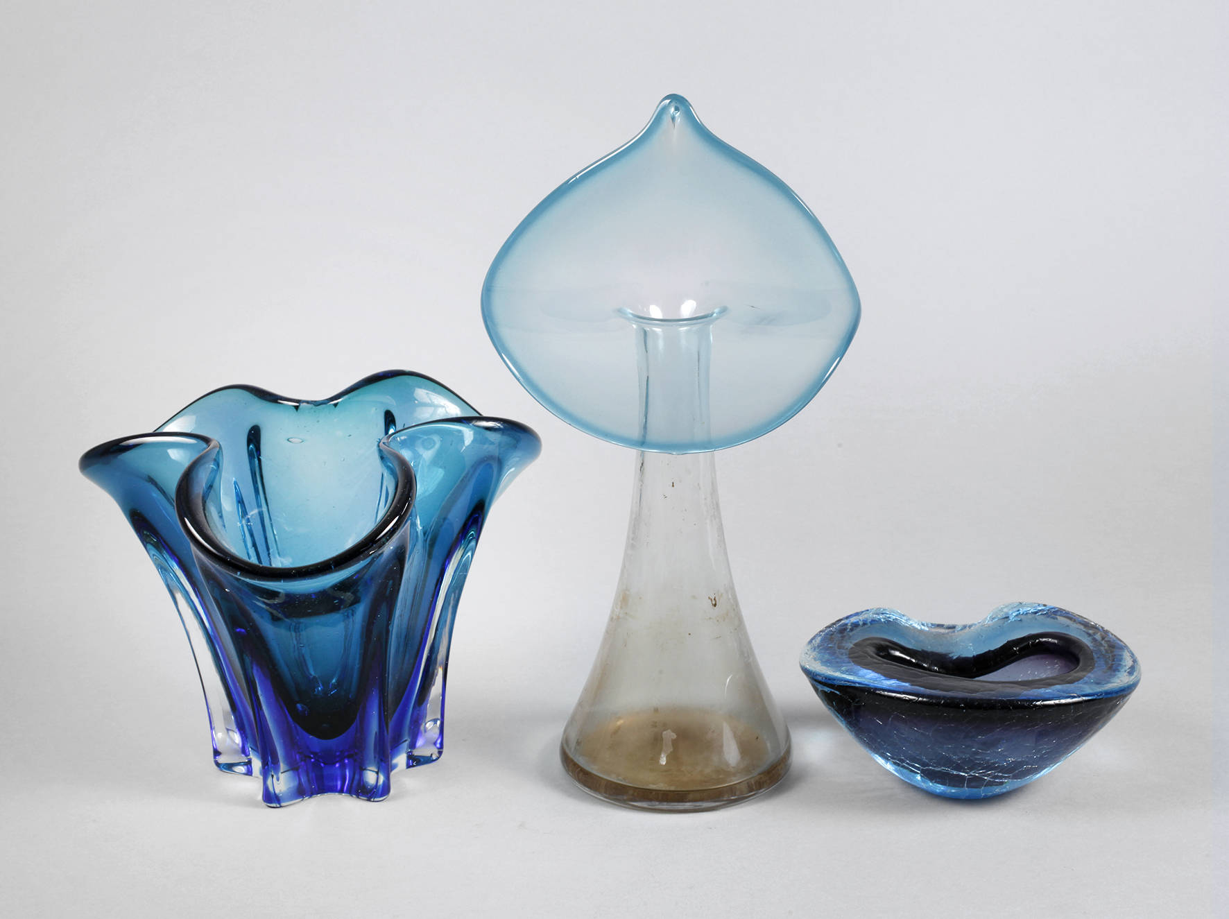 Zwei Vasen und eine Schale