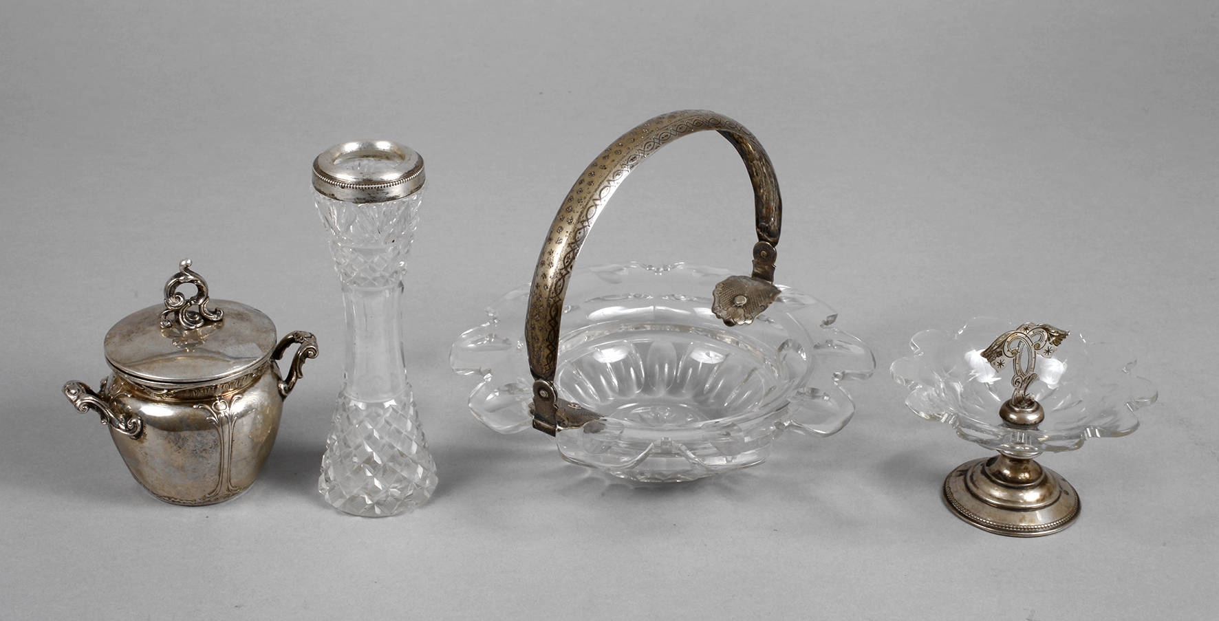 Vier Teile Silber und Kristall