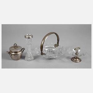 Vier Teile Silber und Kristall