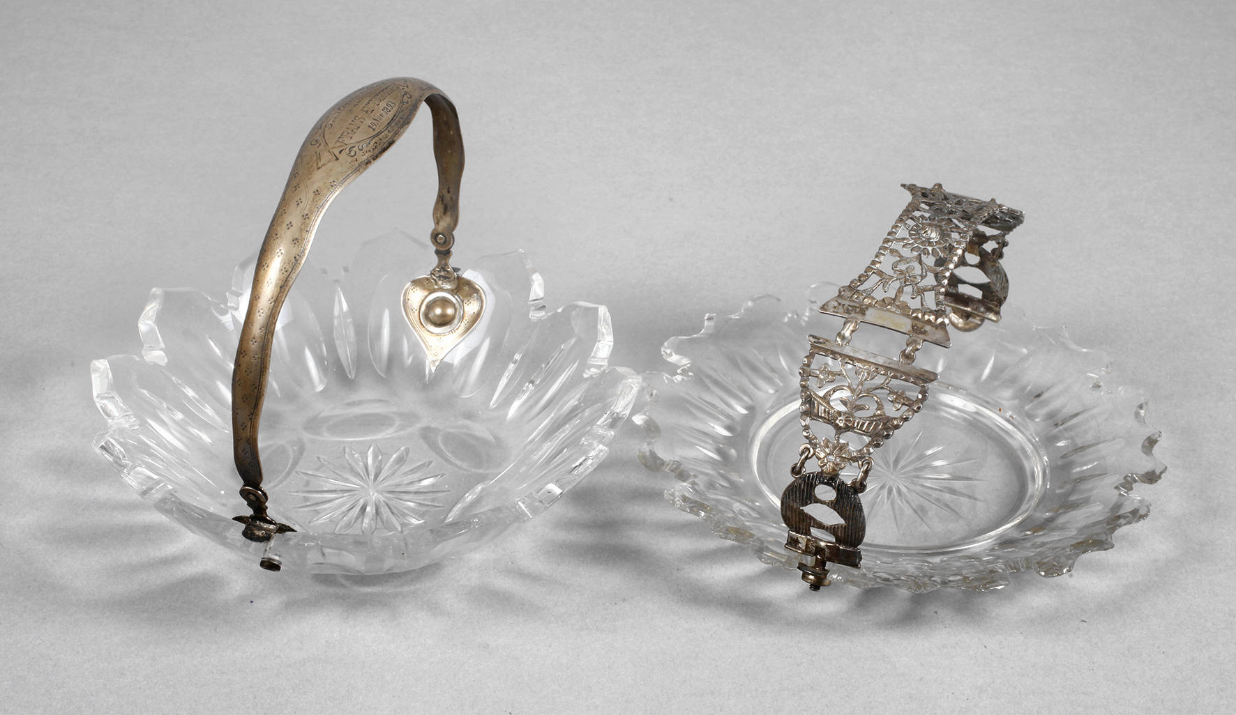 Zwei Glasschälchen mit Silbergriffen