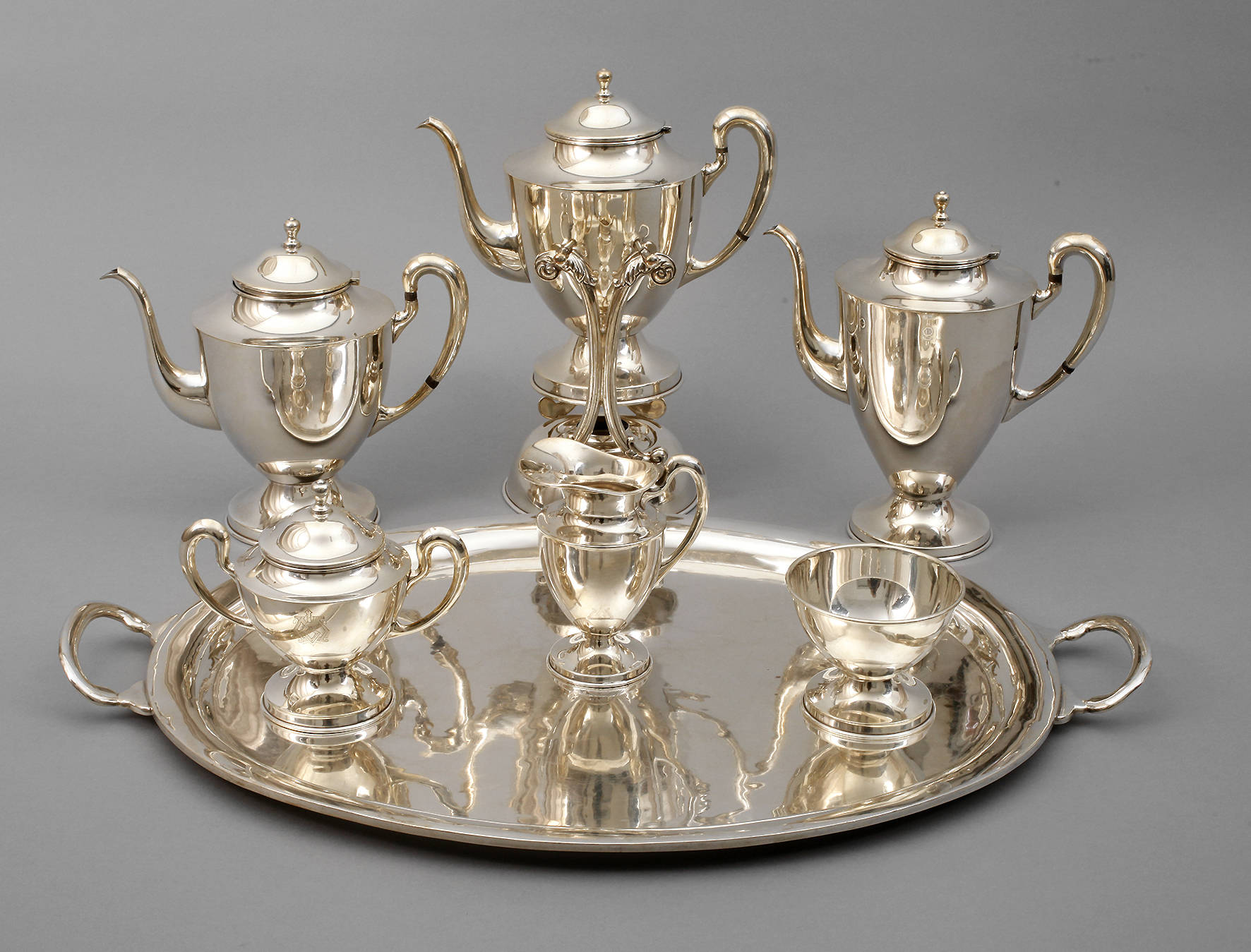 Übergroßes Silberservice