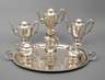 Übergroßes Silberservice