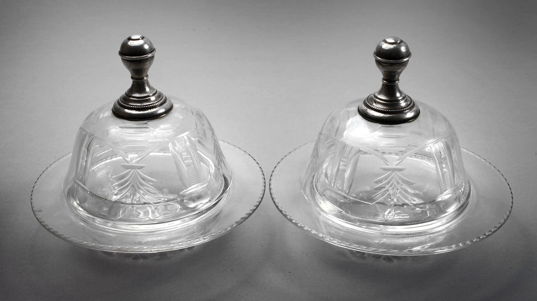 Zwei Käseglocken mit Silbergriff