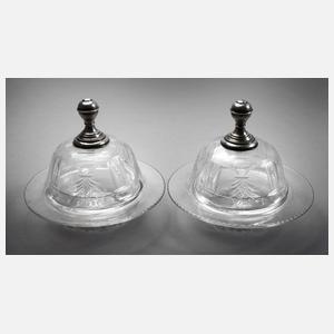 Zwei Käseglocken mit Silbergriff