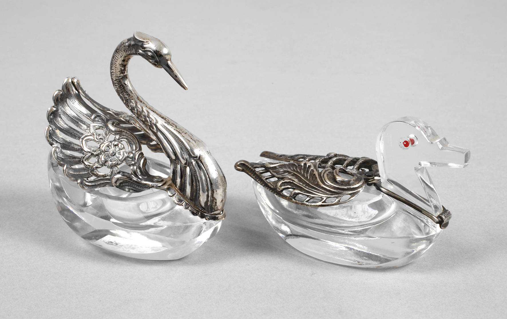 Zwei Tierfiguren mit Silbermotierung